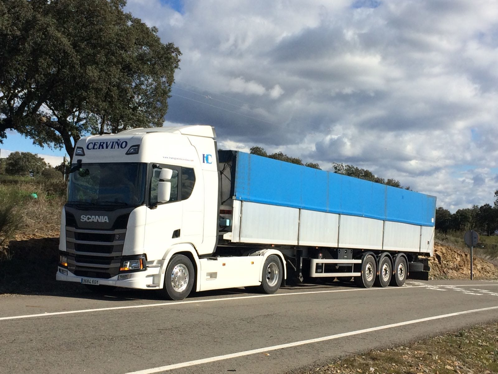 Camión de Hermanos Cerviño realizando transporte nacional por carretera