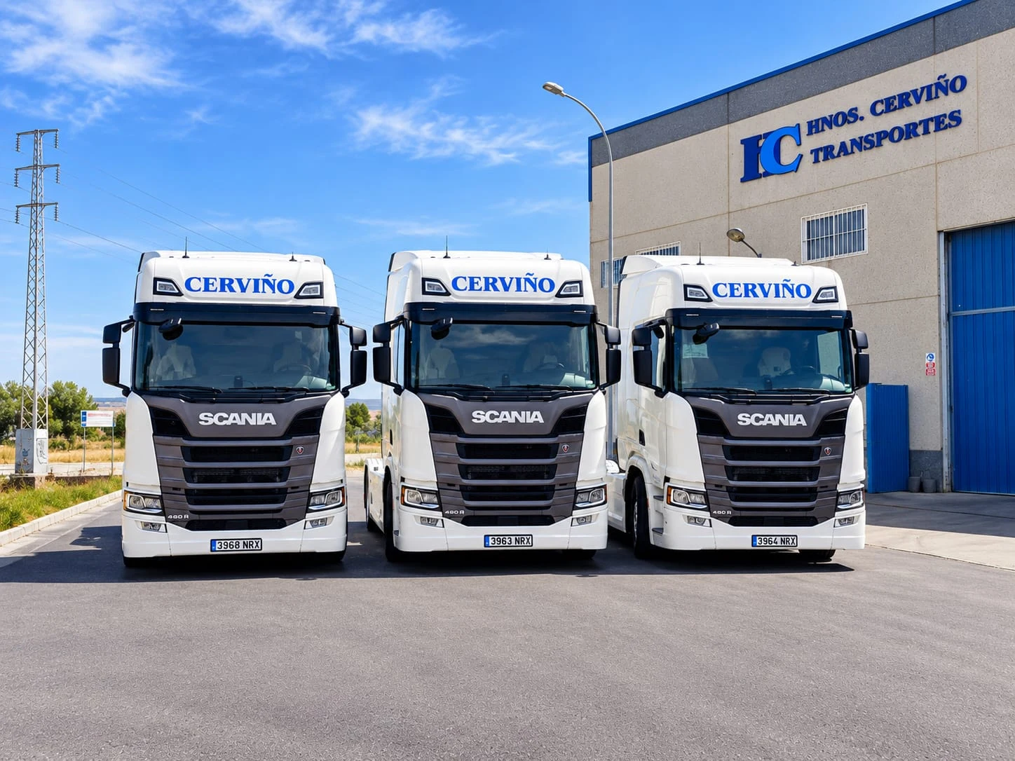 Tres cabezas tractoras Scania de Cerviño en sus instalaciones