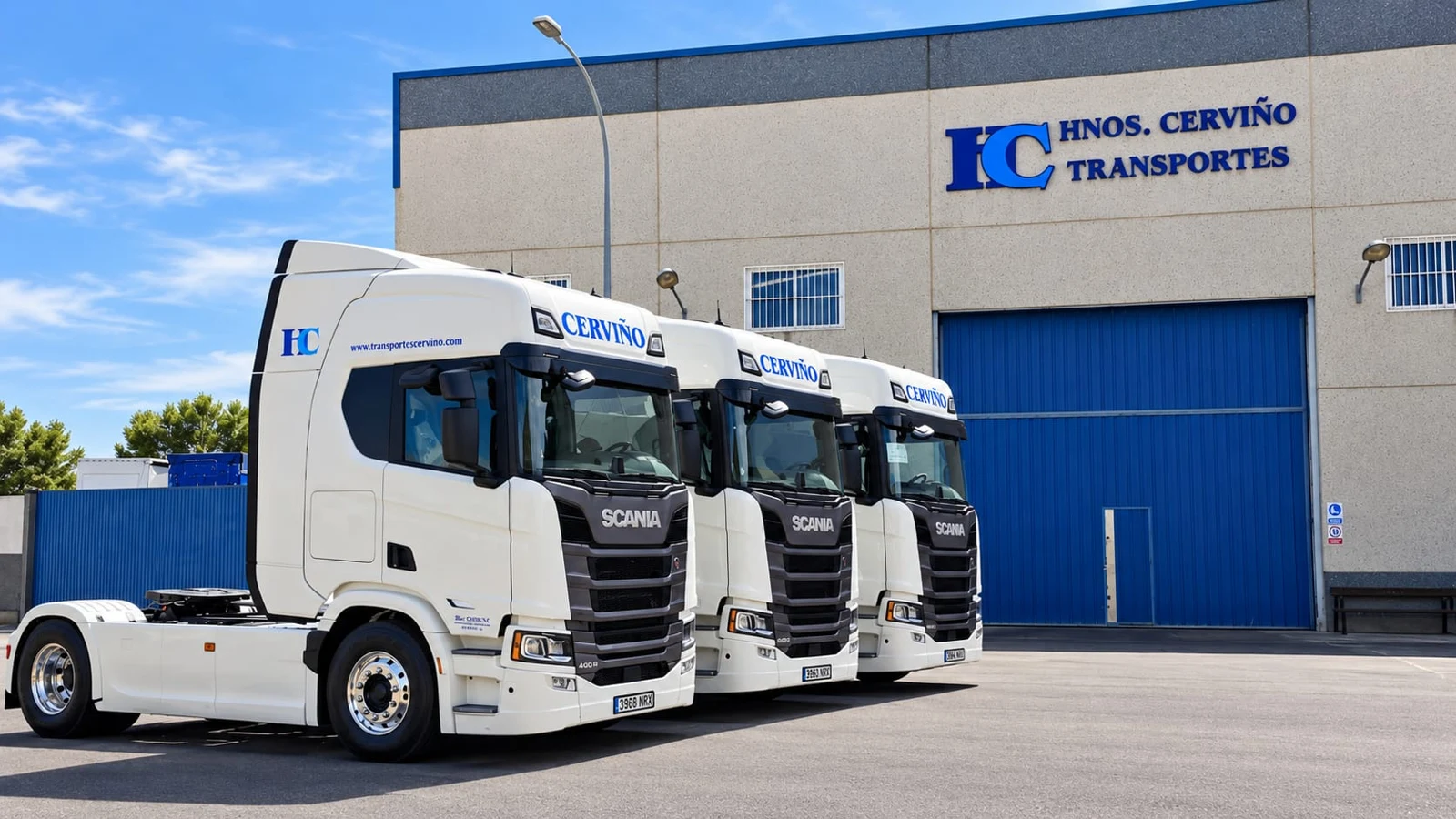 Tres cabezas tractoras Scania de Hermanos Cerviño junto a sus instalaciones