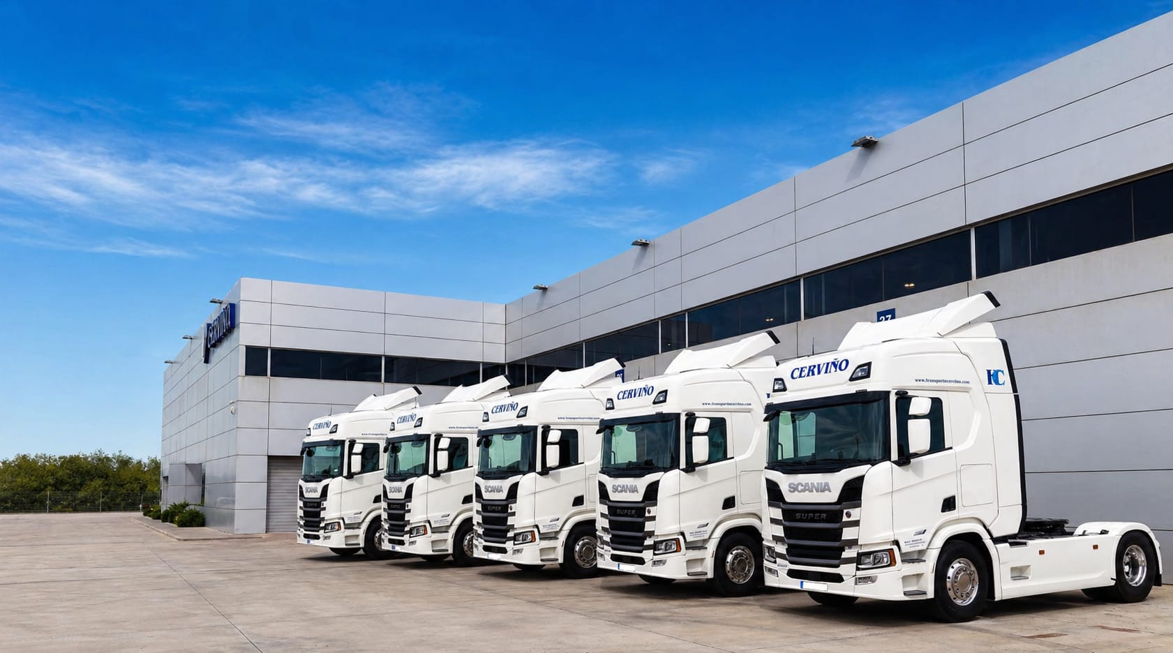 Flota de camiones Scania de Transportes Cerviño en instalaciones