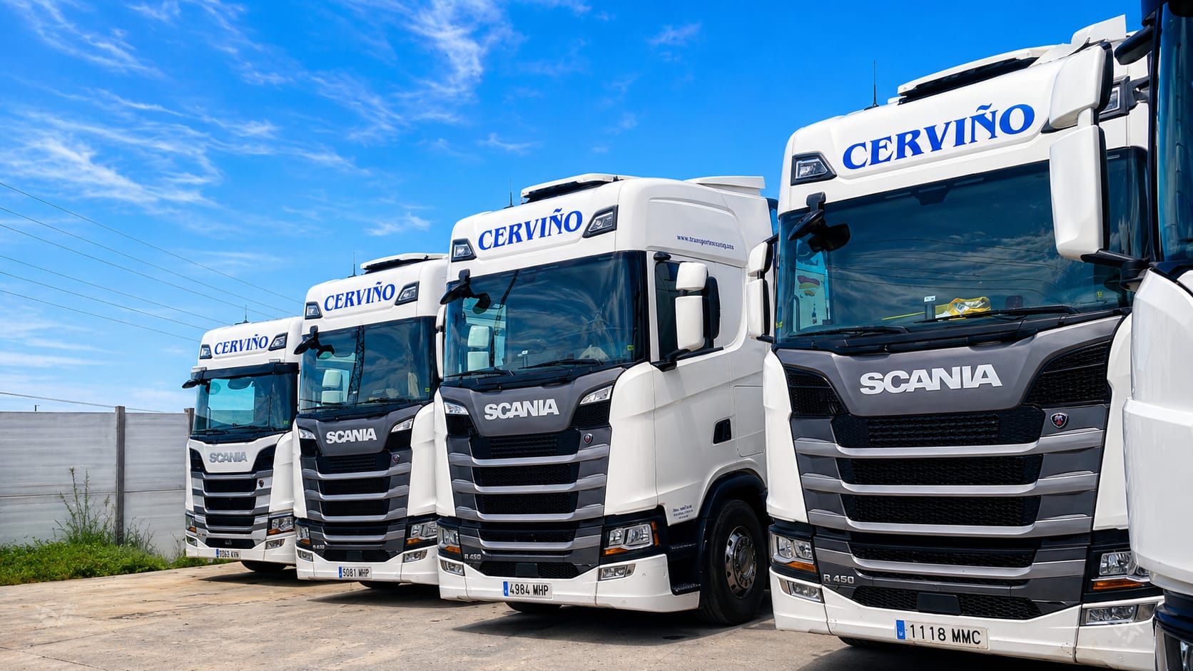 Cabezas tractoras Scania de Cerviño bajo el cielo azul