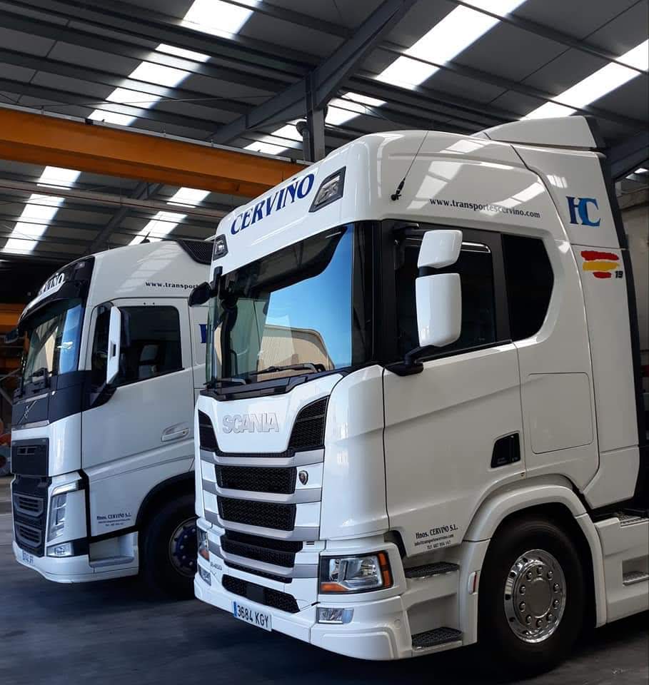 Cabezas tractoras Scania y Volvo de Cerviño en nave